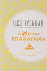 LIGHT ON PRANAYAMA [Paperback] Iyengar, BKS